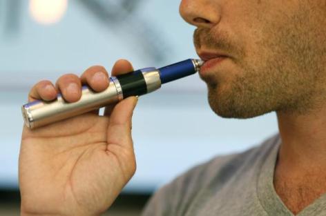 Francia prohibirá los cigarrillos electrónicos en lugares públicos